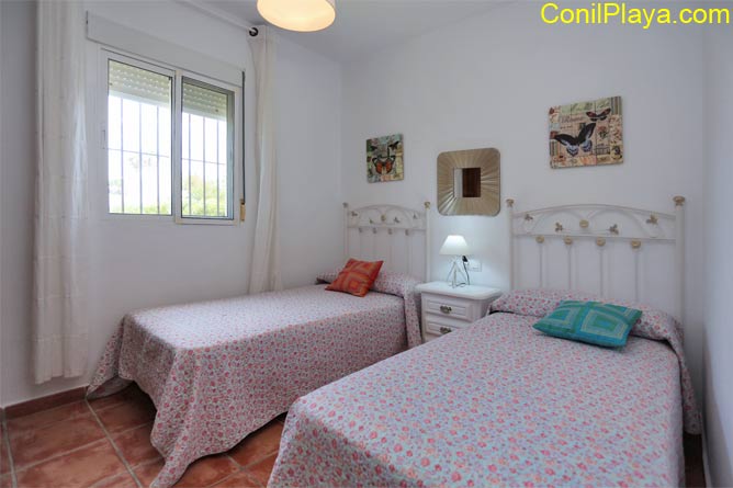 Dormitorio con 2 camas individuales