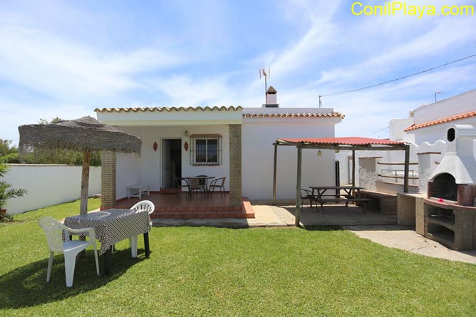 Casa con jardin, barbacoa, merendero, 2 dormitorios en El Palmar.