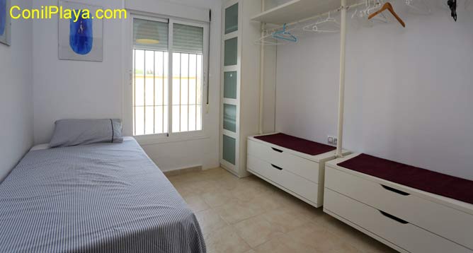 Dormitorio con 2 camas individuales.