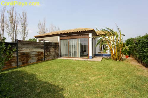 Casa con jardin, barbacoa, 2 dormitorios en El Palmar de Vejer, Cádiz.