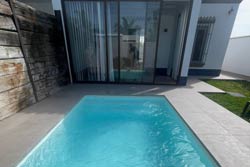 2 dormitorios,4 personas. Bonita casa situada en zona muy tranquila, de nueva construcción, jardin, piscina privada, porche, barbacoa, mobiliario de calidad. 5 minutos en coche. Casa de 2 dormitorios. 