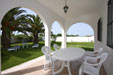 Estupenda casa para ir andando a la playa de El Palmar. Amplio jardin, porche, merendero, barbacoa, sombra.
Chalet a 152 metros de la playa del Palmar.