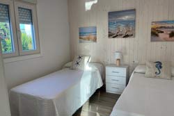 Sencilla casa cerca de la playa andando, patio con arbol y barbacoa, 2 camas de matrimonio.
Casa de 2 dormitorios y capacidad para 5 personas.