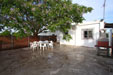 2 dormitorios,5 personas. Sencilla casa cerca de la playa andando, patio con arbol y barbacoa, 2 camas de matrimonio.
