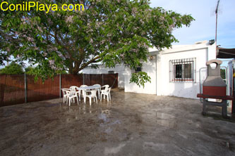 La casa tiene patio con arbol y barbacoa