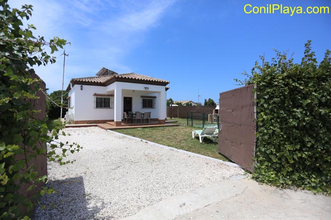 Casa con jardín, piscina y barbacoa, de 3 dormitorios en El Palmar.