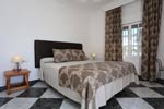 Estupendo chalet en zona muy tranquila. Amplio jardín, porche, barbacoa, merendero, terraza con vistas al mar. Aparcamiento en el interior de la parcela. Muy amplio. Capacidad par 5 o 6 personas. Amplio y tranquilo.