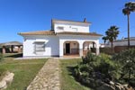 3 dormitorios,6 personas. Estupendo chalet en zona muy tranquila. Amplio jardín, porche, barbacoa, merendero, terraza con vistas al mar. Aparcamiento en el interior de la parcela. Muy amplio.