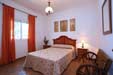 Estupendo chalet a 5 minutos de la playa andando, porche, barbacoa, amplio jardín, aparcamiento privado, intimo.
capacidad para 6 personas