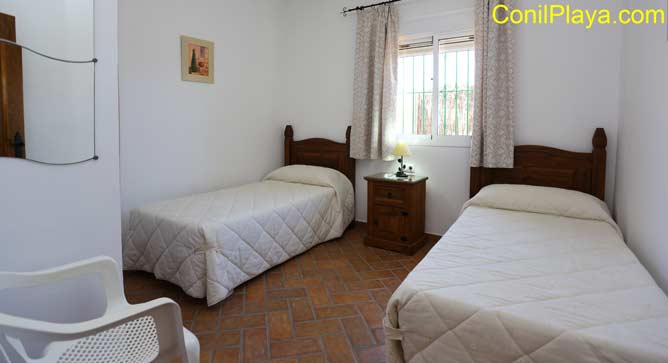 dormitorio con 2 camas