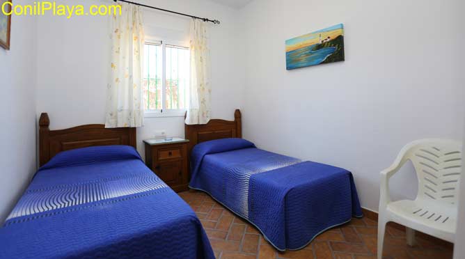 Dormitorio con dos camas individuales