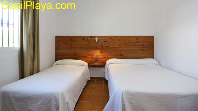 dormitorio con cama de matrimonio e individual