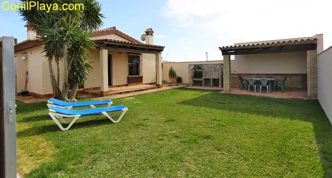 Vista frontal del chalet en El Palmar de Vejer, Cádiz.
