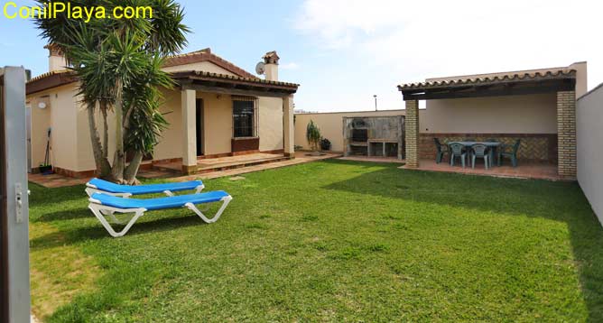 Vista frontal del chalet en El Palmar de Vejer, Cádiz.