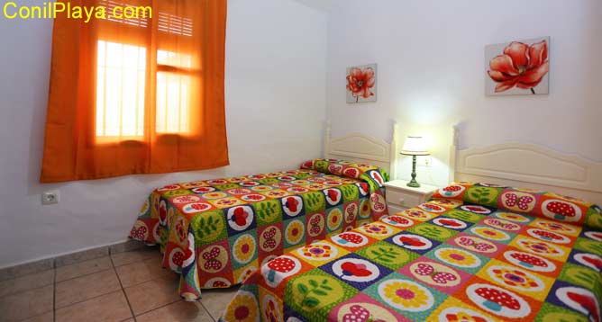 Dormitorio con 2 camas individuales