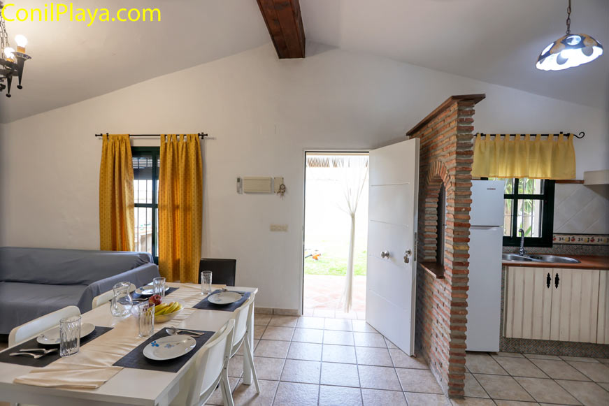 Puerta de entrada, comedor y cocina