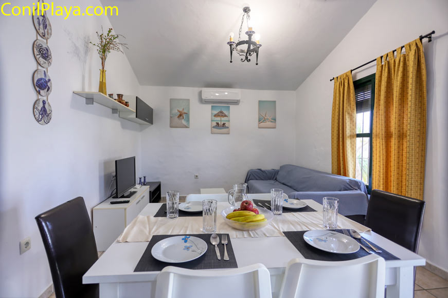 Mesa comedor con platos puestos para 4 comensales