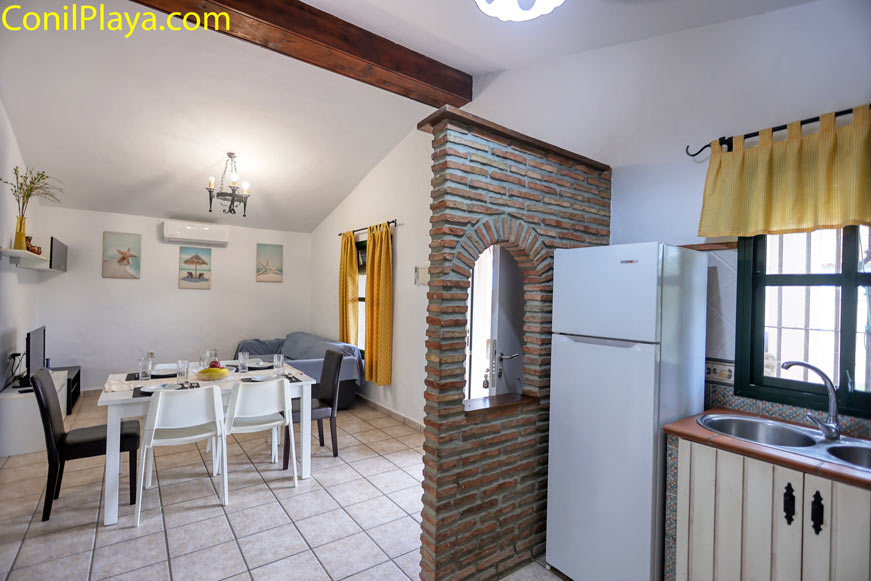 Salón luminoso con comedor y cocina integrada decoracion rustica