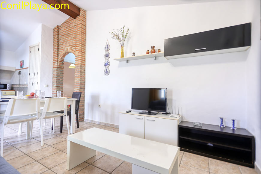 Salón con televisión y mueble en pared