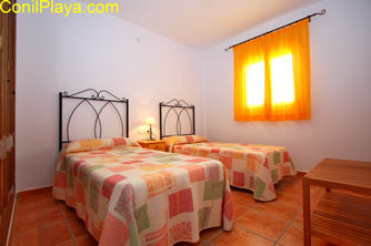 Dormitorio con 2 camas individuales.