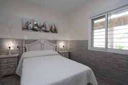 Estupendo chalet situado muy cerca de la playa andando, dispone de 3 camas de matrimonio y 3 individuales. Jardin, barbacoa, bastante sombra y un estupendo porche.
capacidad para 9 personas