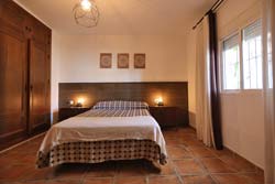 Situada muy cerca de la playa andando. Consta de 2 dormitorios con armarios, salón - cocina- comedor, porche acristalado y cuarto de baño con ducha.
2 dormitorios, para 4 personas.