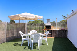 Estupendo chalet de nueva construcción en la playa de El Palmar. Situado en zona tranquila. Consta de 3 dormitorios con armarios empotrados, salón - comedor, un cuarto de baño con placa de ducha y cocina.
3 dormitroios, para 6 personas.