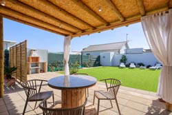 2 dormitorios,4 personas. Excelente casa situada muy próxima a la playa de El Palmar andando. Amplio porche, jardin, barbacoa, aire acondicionado, aparcamiento privado. Muy tranquila. 