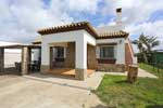 4 dormitorios,8 personas. Chalet cerca de la playa de El Palmar, situado en zona tranquila, Carril de Setesilla. El salón tiene chimenea de leña. Dispone de barbacoa en el jardín.
