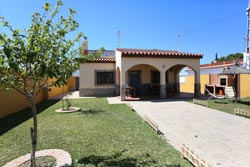 3 dormitorios,6 personas. Casa en El Palmar con porche y barbacoa de 3 dormitorios y capacidad para 6 personas. Aparcamiento privado dentro de la parcela. Piscina desmontable 