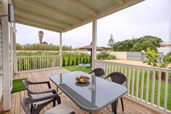 Casa en El Palmar en zona muy tranquila. 2 dormitorios, barbacoa, porche-merendero, amplio jardin, piscina desmotable. Aparcamiento.
capacidad para 4 personas