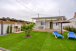 2 dormitorios,4 personas. Casa en El Palmar en zona muy tranquila. 2 dormitorios, barbacoa, porche, amplio jardin, aparcamiento privado en el interior de la parcela. 