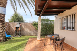 1 dormitorios,2 personas. Apartamento / estudio situado a 12 minutos andando de la playa, tranquilo, con jardín, ducha exterior, aparcamiento privado, porche y barbacoa. De un dormitorio ideal para una pareja.