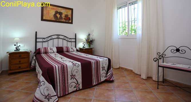 dormitorio con cama de matrimonio