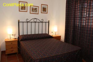 Dormitorio principal con cama de matrimonio