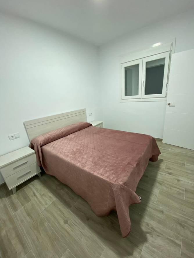 dormitorio con cama de matrimonio