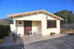 Casa situada cerca de la playa de El Palmar, a 6 minutos andando, 2 dormitorios y capacidad para 4 personas. Dispone de porche,barbacoa, aparcamiento privado techado. En el Carril de Caballero.
casa en el Palmar muy cerca de la playa