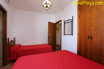 Armario del dormitorio principal con cama adicional