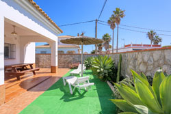 2 dormitorios,5 personas. Tranquila casa situada a pocos metros de la playa de El Palmar, a 2 minutos andando. Amplia parcela con porche, barbacoa, merendero, aparcamiento privado.
