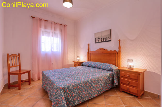 dormitorio principal con cama de matrimonio