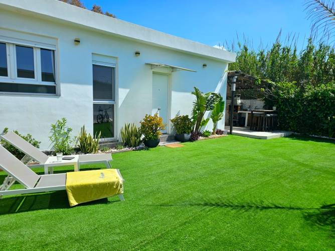Casa en El Palmar en alquiler con jardín privado con césped artificial y tumbonas