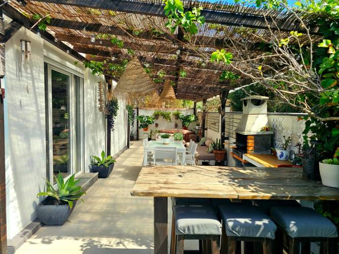 Porche equipado para vacaciones en El Palmar Vista general del porche con barbacoa, comedor y zona de estar