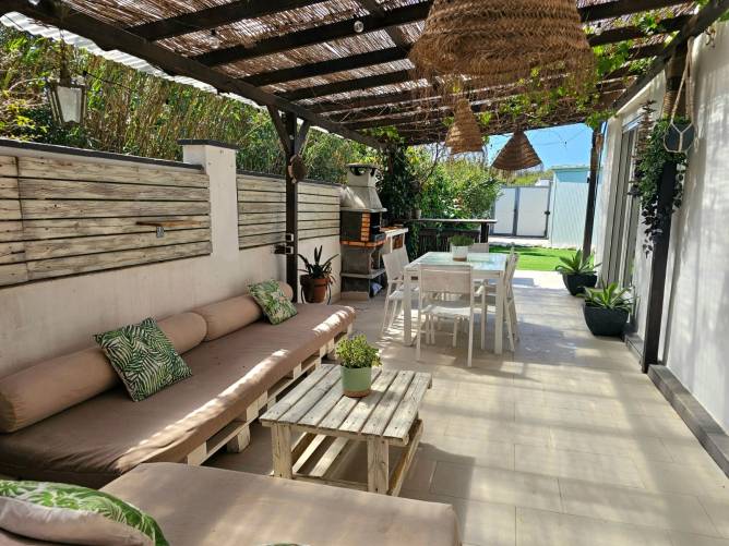 Porche relajante con sofás de palets Zona chill out con sofás de palets y pérgola en El Palmar