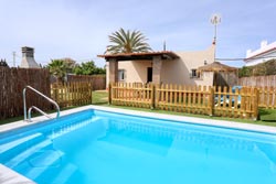 2 dormitorios,4 personas. Casa en El Palmar con piscina en zona muy tranquila y a pocos minutos de la playa andando. Piscina y aparcamiento privado, barbacoa, chimenea, porche. 2 dormitorios. Ideal para descansar lejos de ruidos. 