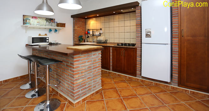 cocina con barra americana y sillas