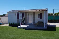 2 dormitorios,4 personas. Casa en el Palmar prefabricada muy cerca de la playa andando, aire acondicionado, porche, barbacoa de obra, aparcamiento privado. 