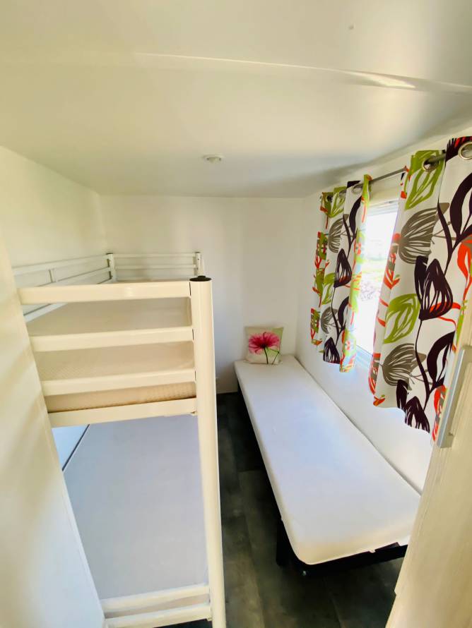 dormitorio con 2 camas individuales