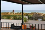 4 dormitorios,8 personas. Estupendo chalet situado en primera linea de playa de El Palmar, barbacoa, amplio jardin, azotea con pérgola con excelentes vistas.
