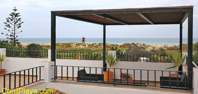 pergola en la azotea, al fondo la playa de El Palmar