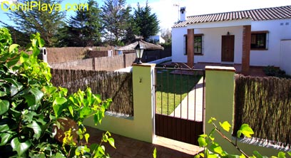 Vista exterior de la casa en el palmar